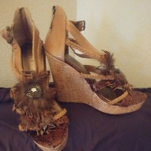 Platform sandals adorned with feathers on top of s